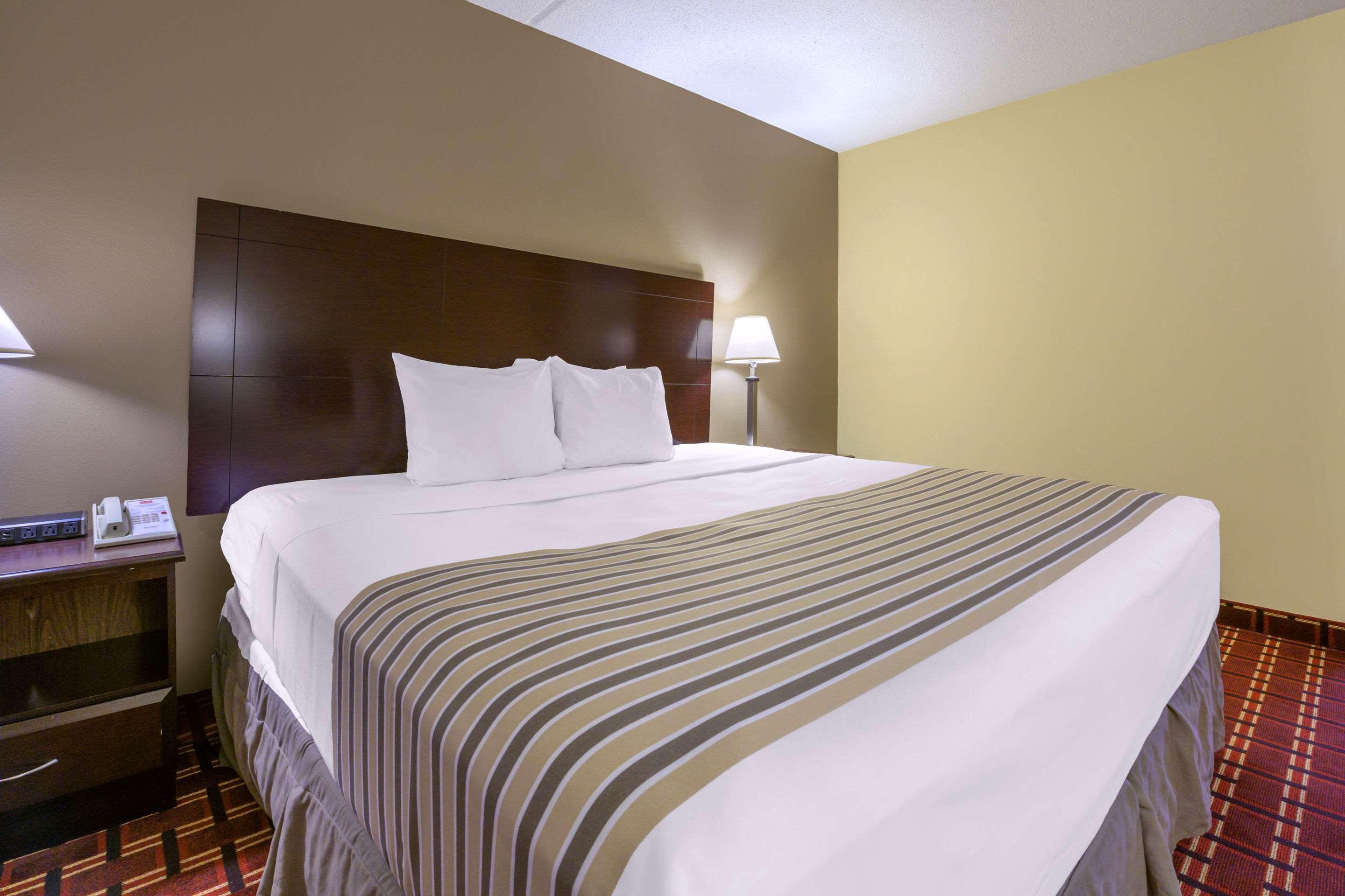 Econo Lodge Inn & Suites Triadelphia - Wheeling Exterior foto