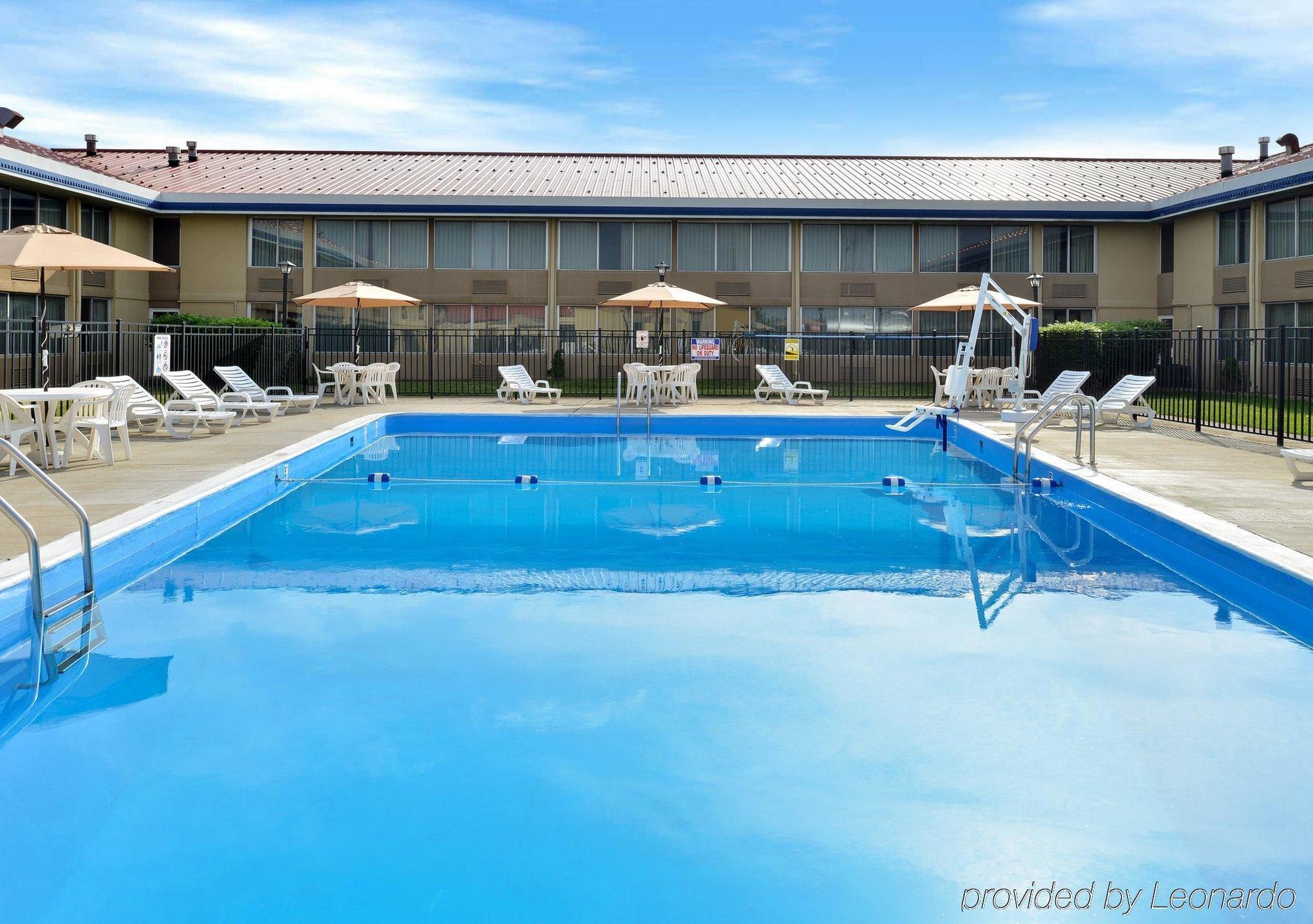 Econo Lodge Inn & Suites Triadelphia - Wheeling Exterior foto
