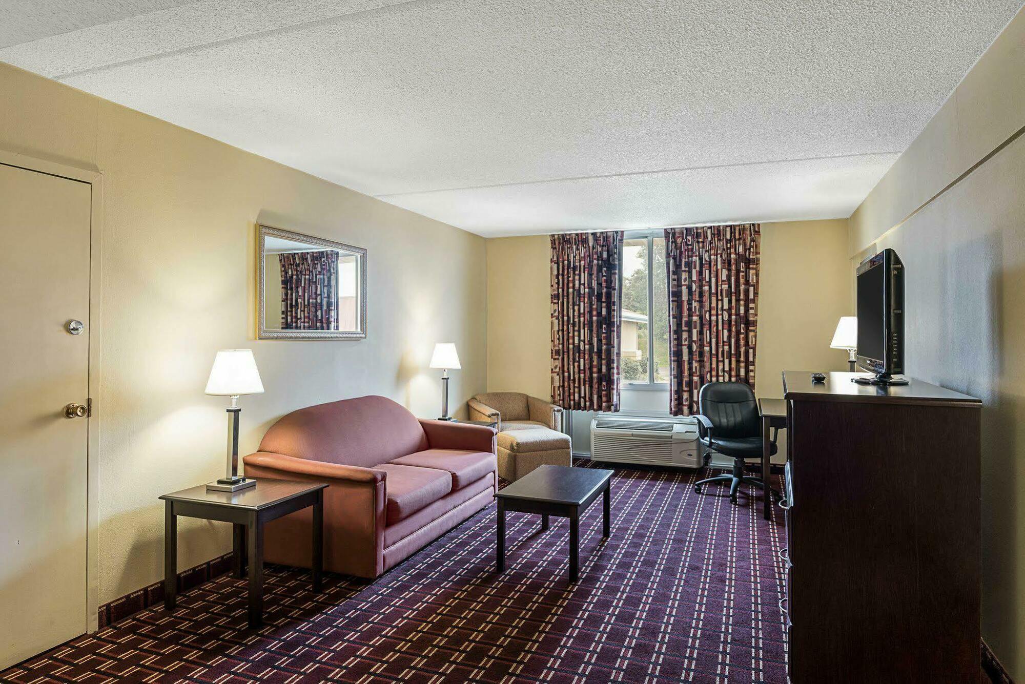 Econo Lodge Inn & Suites Triadelphia - Wheeling Exterior foto